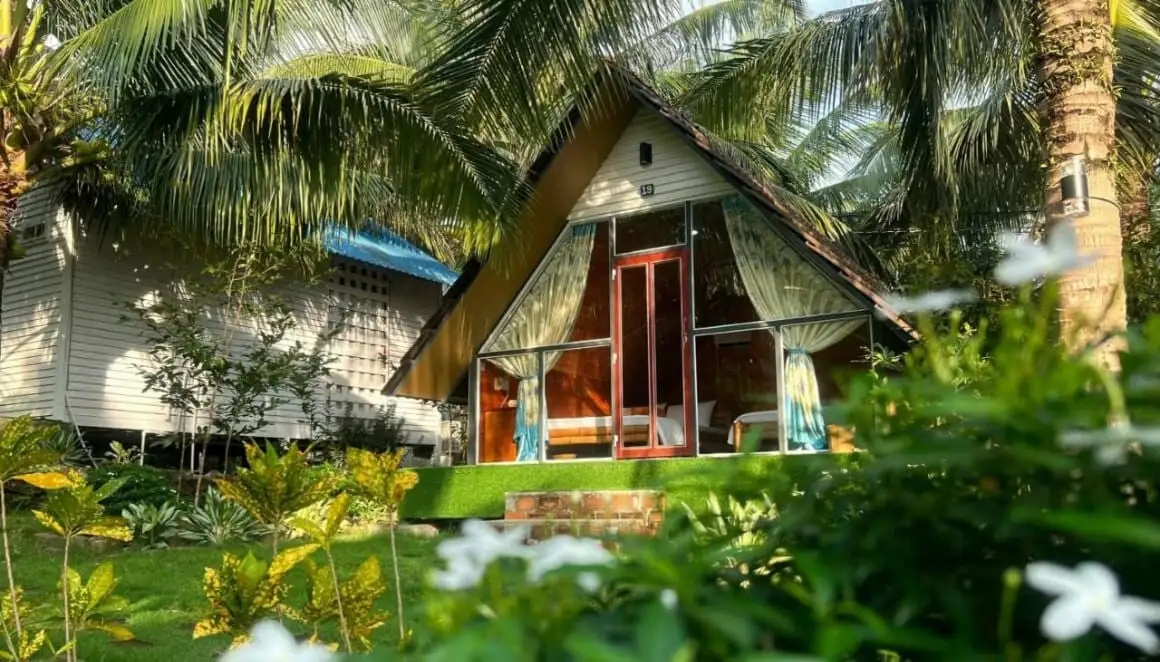 Kvinna med utsikt över en infinitypool ut till havet i Phu Quoc