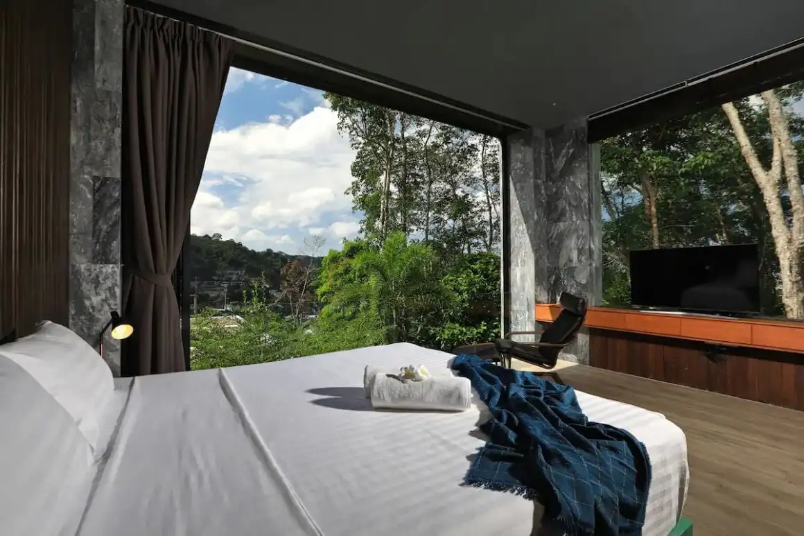 Villa au bord du lac à Hua Hin avec piscine privée, bain à remous et vue sur le jardin