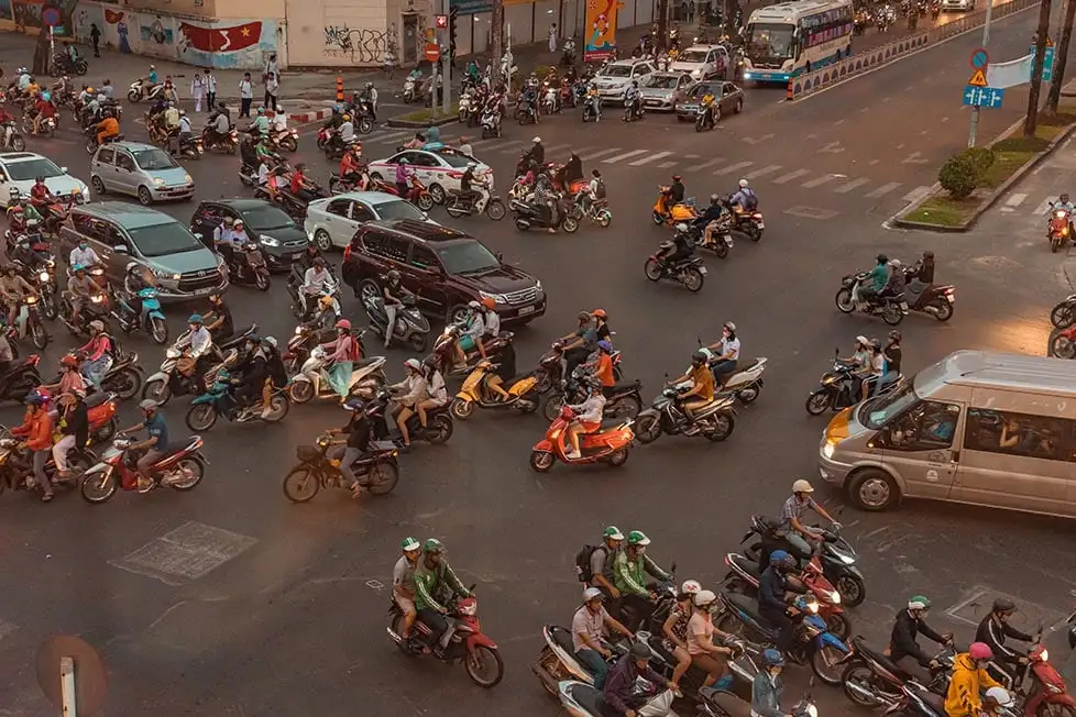 Homme allongé sur un vélo dans une rue du Vietnam.