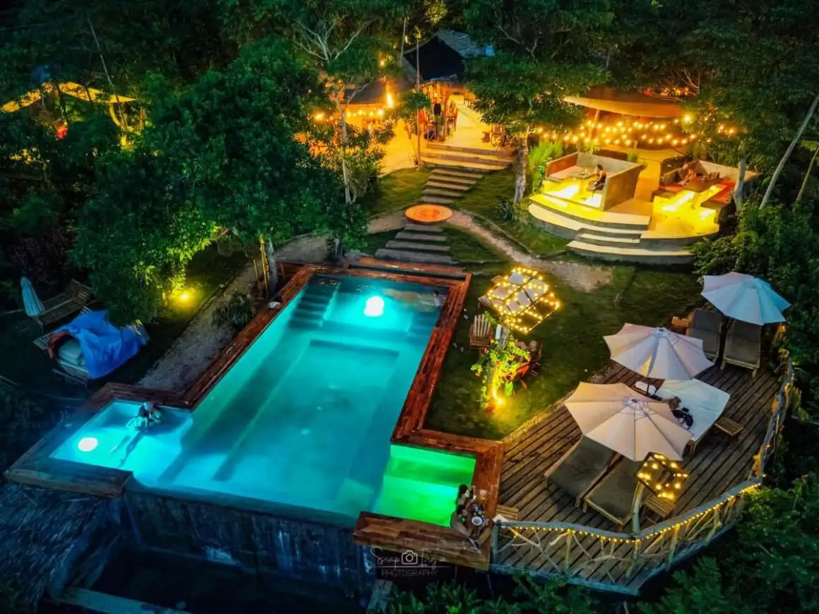 Ruang teras dengan kolam renang di Nakabalo Guesthouse & Restaurant