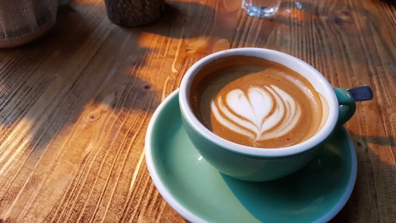Ils prennent un café expresso à Uluwatu