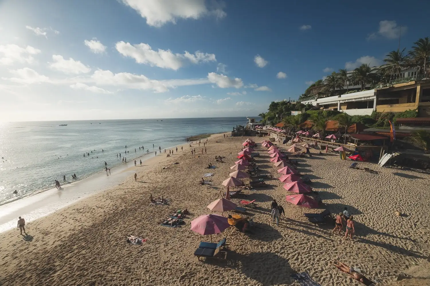 photo de drone de la plage de melasti uluwatu