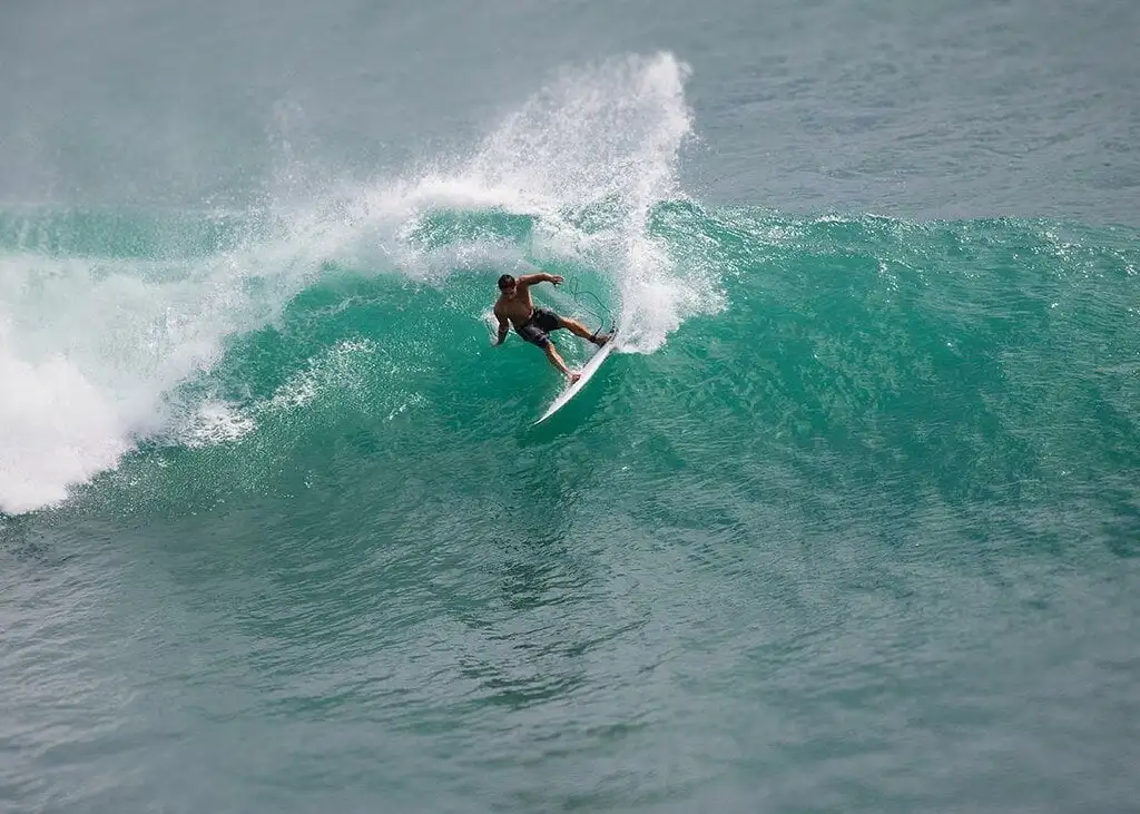 surfer à Balangan Uluwatu
