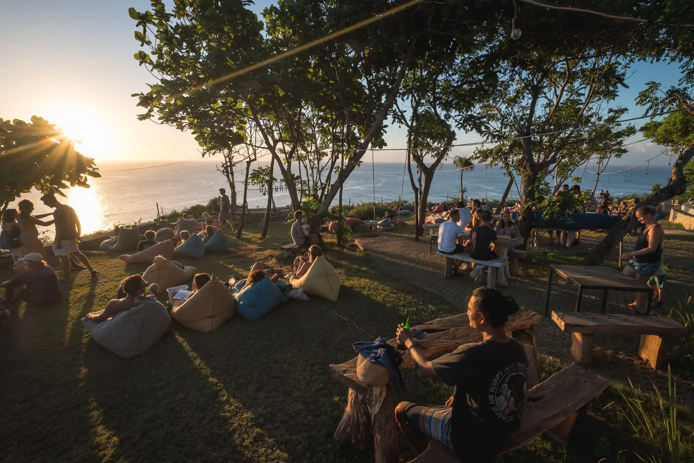 bar au coucher du soleil à uluwatu