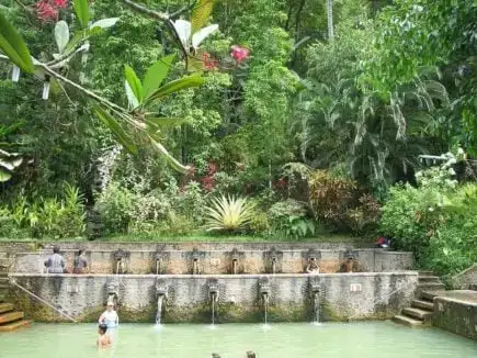 Aflați despre moștenirea hindusă a Bali și urmăriți un dans Kecak