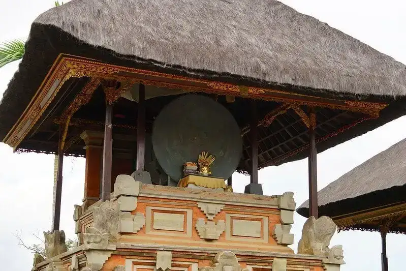 Yoga râzând