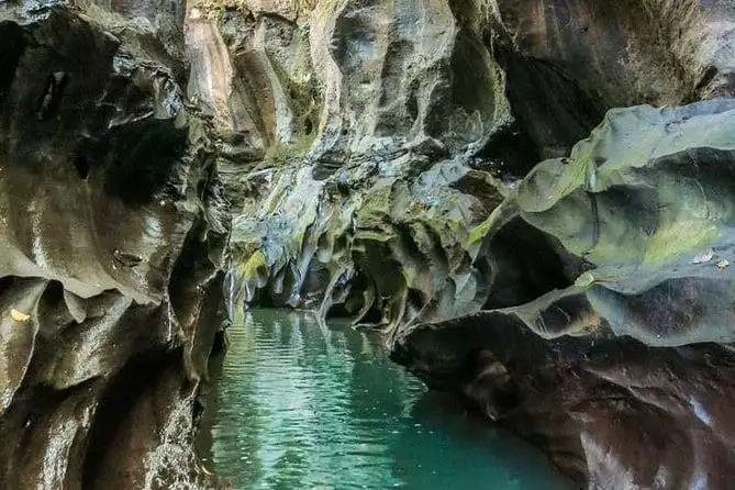 Surfez à la grotte de la plage de Suluban