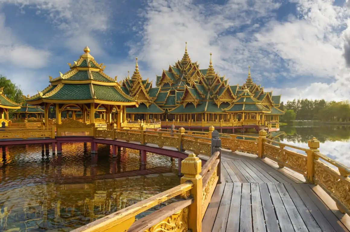 Sieviete, kas gatavoja Pad Thai uz ielas Bangkokā, Taizemē