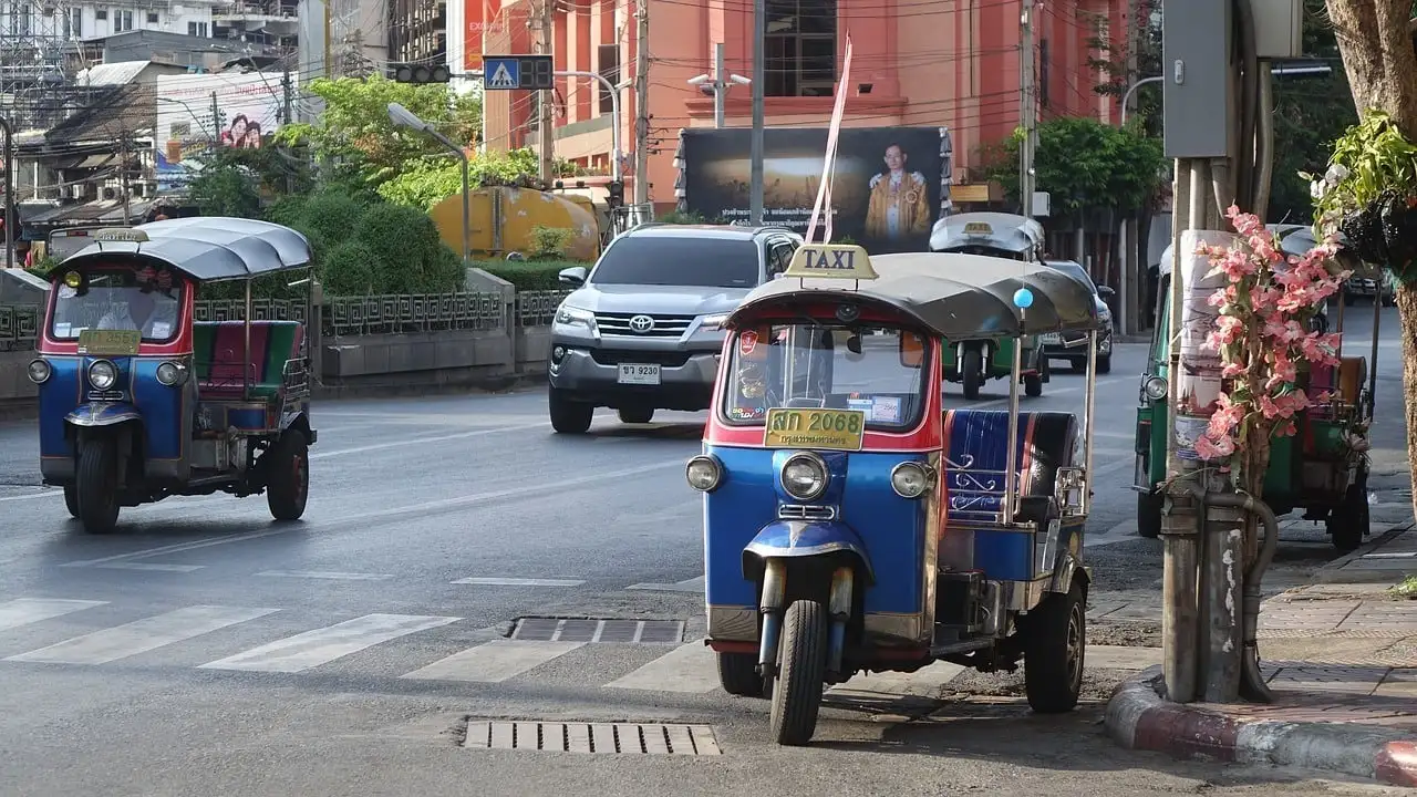 Fes un viatge en tuk-tuk per un berenar de mitjanit