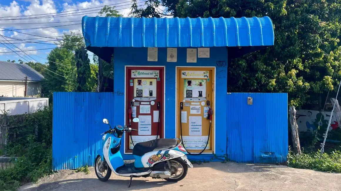 bicicleta de scooter blau en una benzinera a Pai, Tailàndia