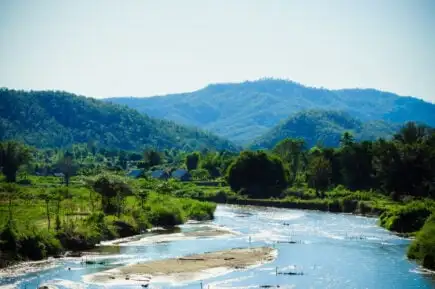 Pai au bord de la rivière, Pai