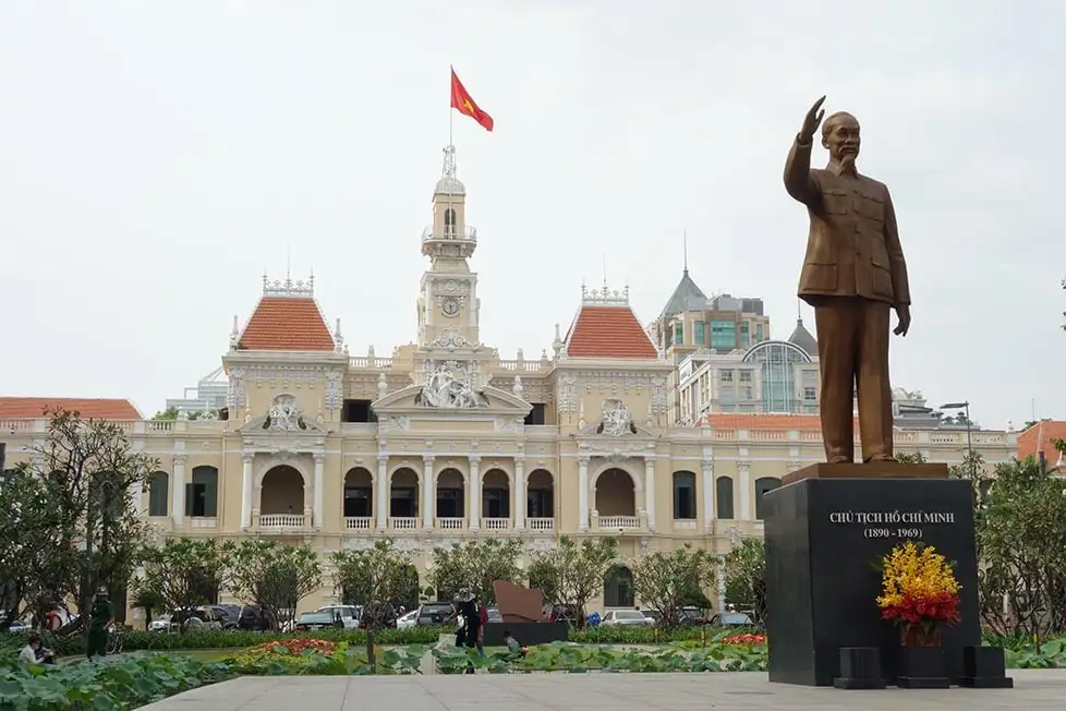 Une statue de Ho Chi Minh à l'extérieur d'un grand bâtiment colonial à Saigon, Vietnam