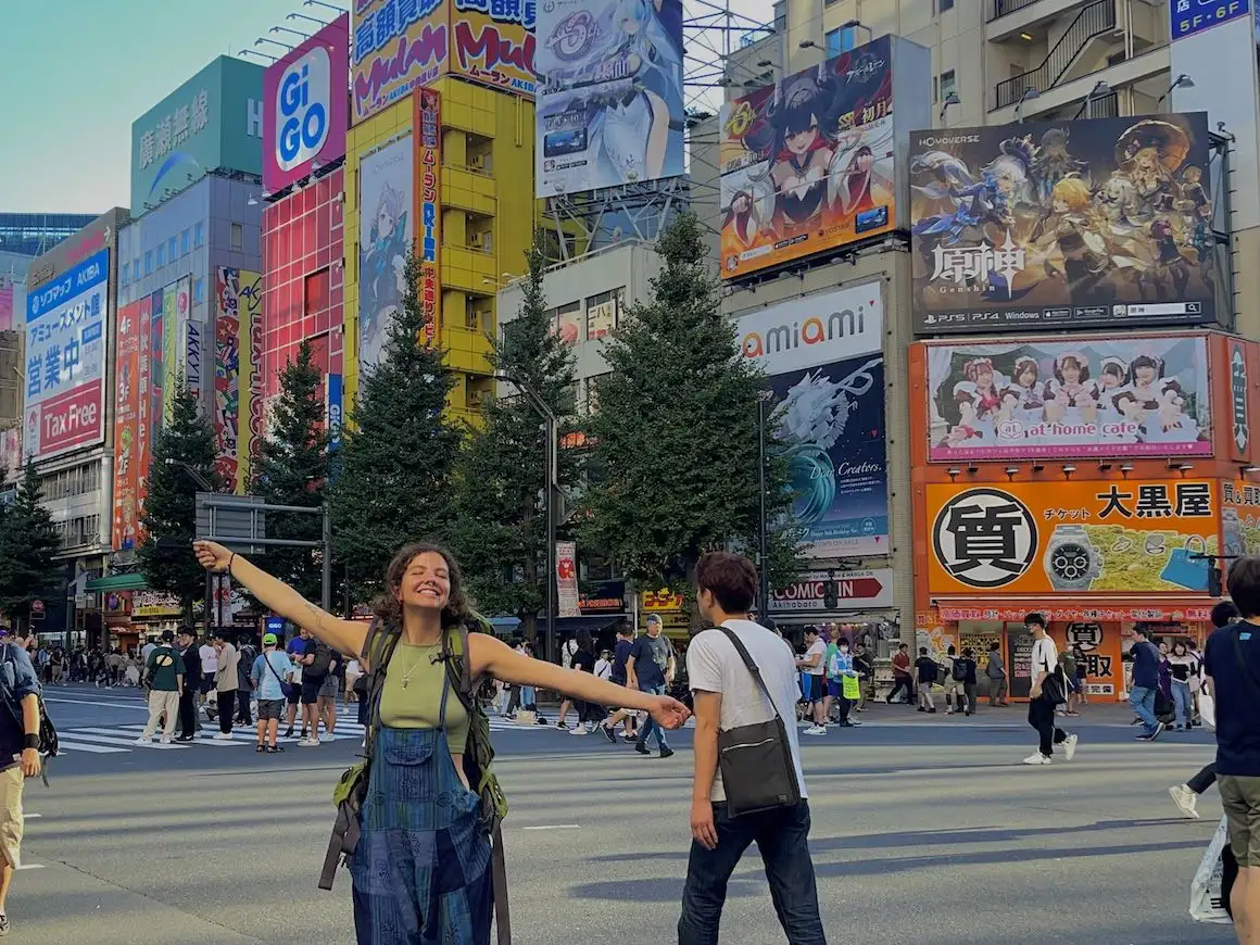 Fille pose pour une photo dans les rues animées de Tokyo, au Japon.