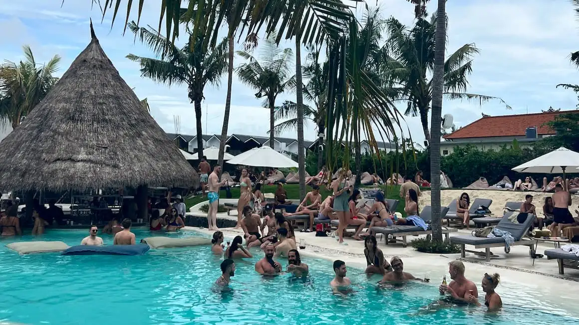 une fête au bord d'une piscine à Canggu, Bali, Indonésie