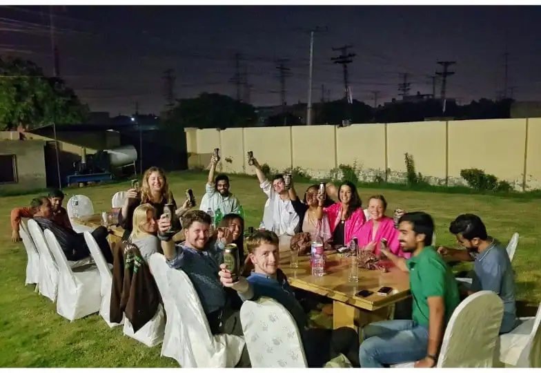 foto di un gruppo guidato da Will mentre cena a Lahore, in Pakistan