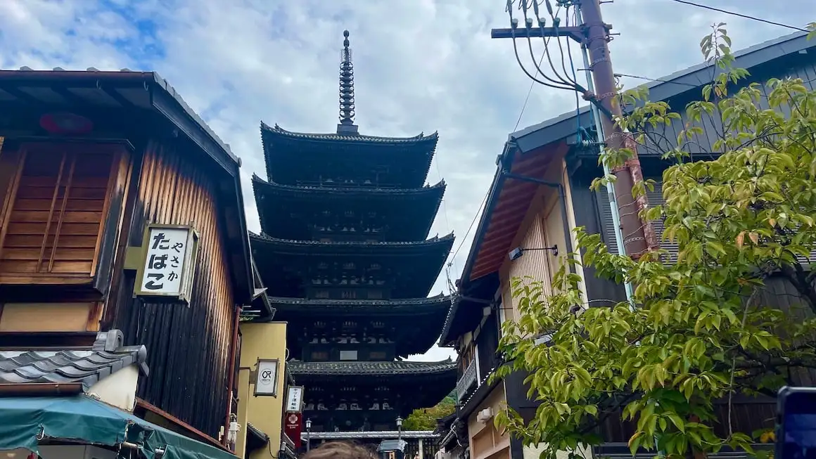 Pagodi seisoo korkealla Kioton kaduilla Japanissa.