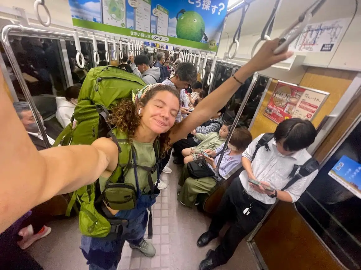 Tyttö ottaa selfien matkustaessaan julkisilla kulkuneuvoilla Tokiossa, Japanissa.