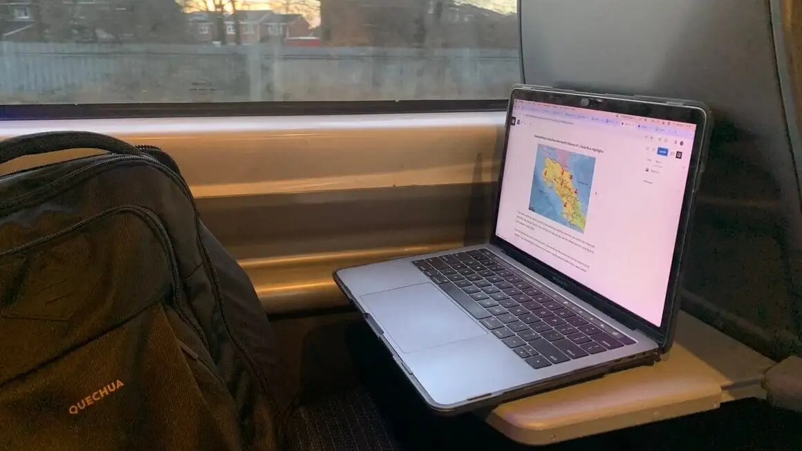travail à distance au parc avec un ordinateur portable, une connexion Wi-Fi portable et du thé chaud dans un thermos