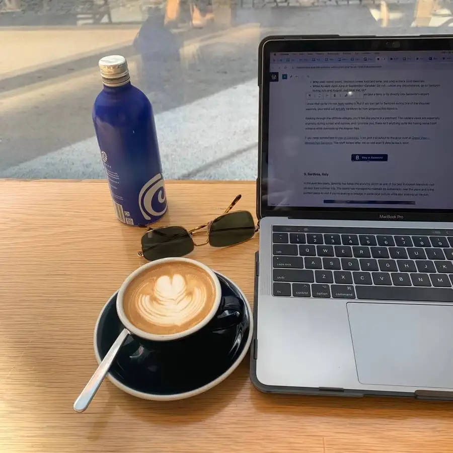Nomade numérique au Portugal. Café, ordinateur portable et travail à Lagos.