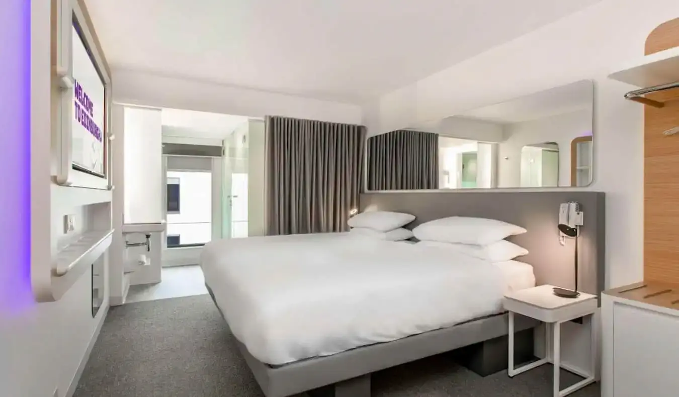 Duży pokój hotelowy w hotelu Yotel w Edynburgu w Szkocji