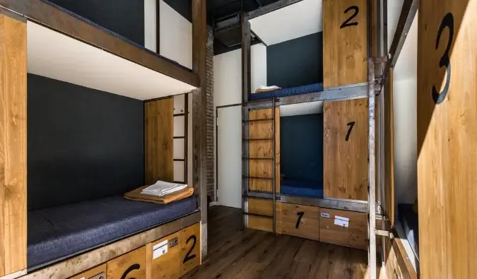 Fa pod stílusú emeletes ágyak a Black Swan hostelben Sevillában, Spanyolországban