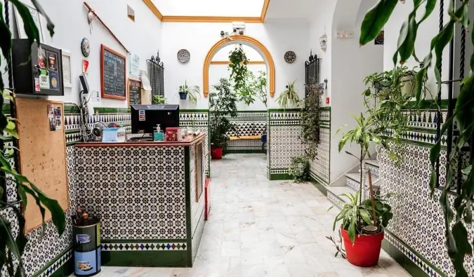 A Triana Hostel hagyományosan csempézett recepciója és előcsarnoka Sevillában, Spanyolországban