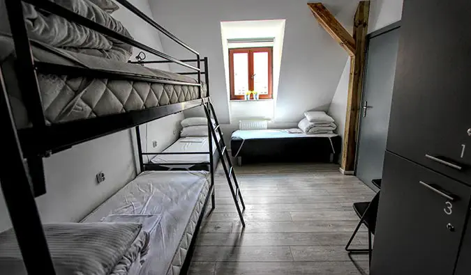 O interior espartano do Soda Hostel em Poznan