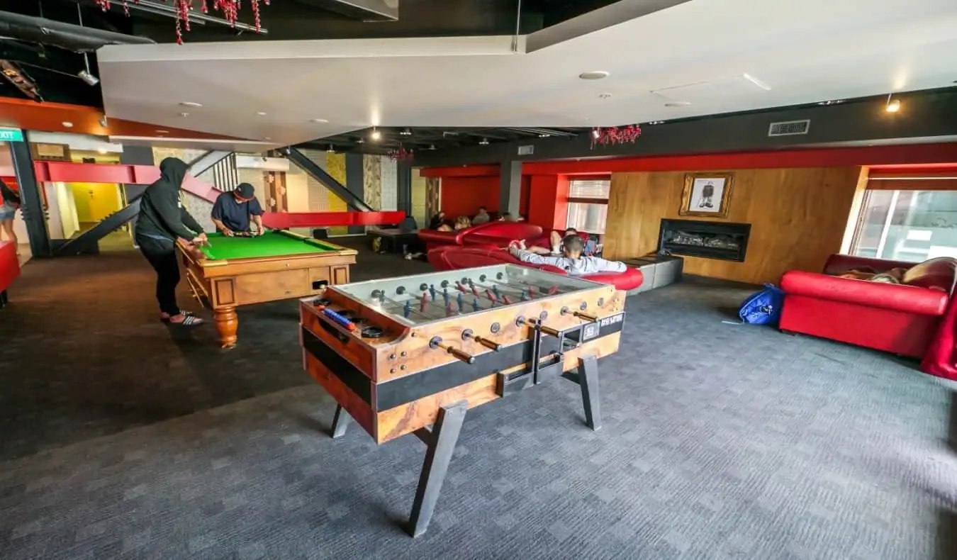 salon avec billard et baby-foot chez Nomad