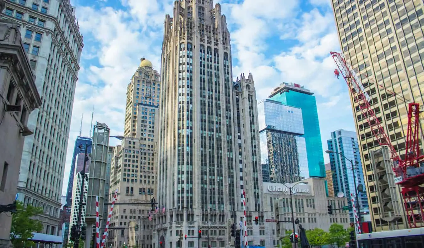 Edifícios imponentes e arranha-céus em River North, Chicago