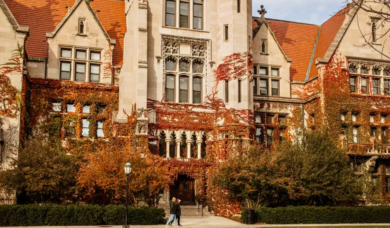 Um edifício histórico na Universidade de Chicago em Chicago, IL