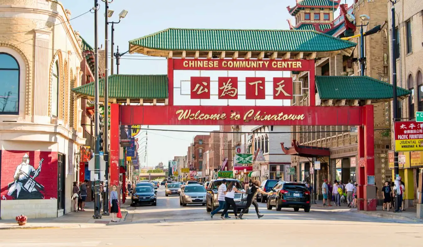 A icônica placa de Chinatown em Chicago