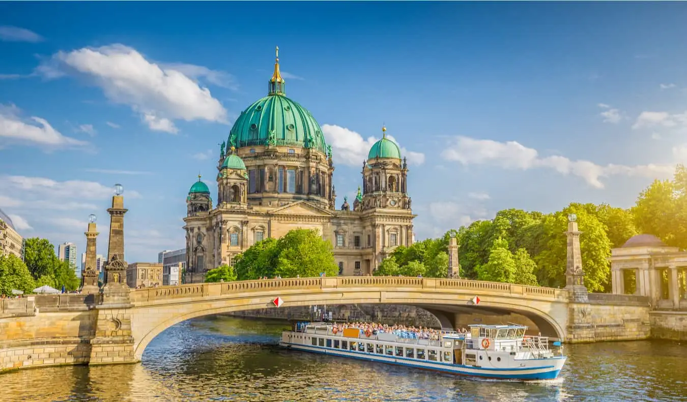 La célèbre cathédrale de Berlin sur l'île aux musées à Berlin, Allemagne