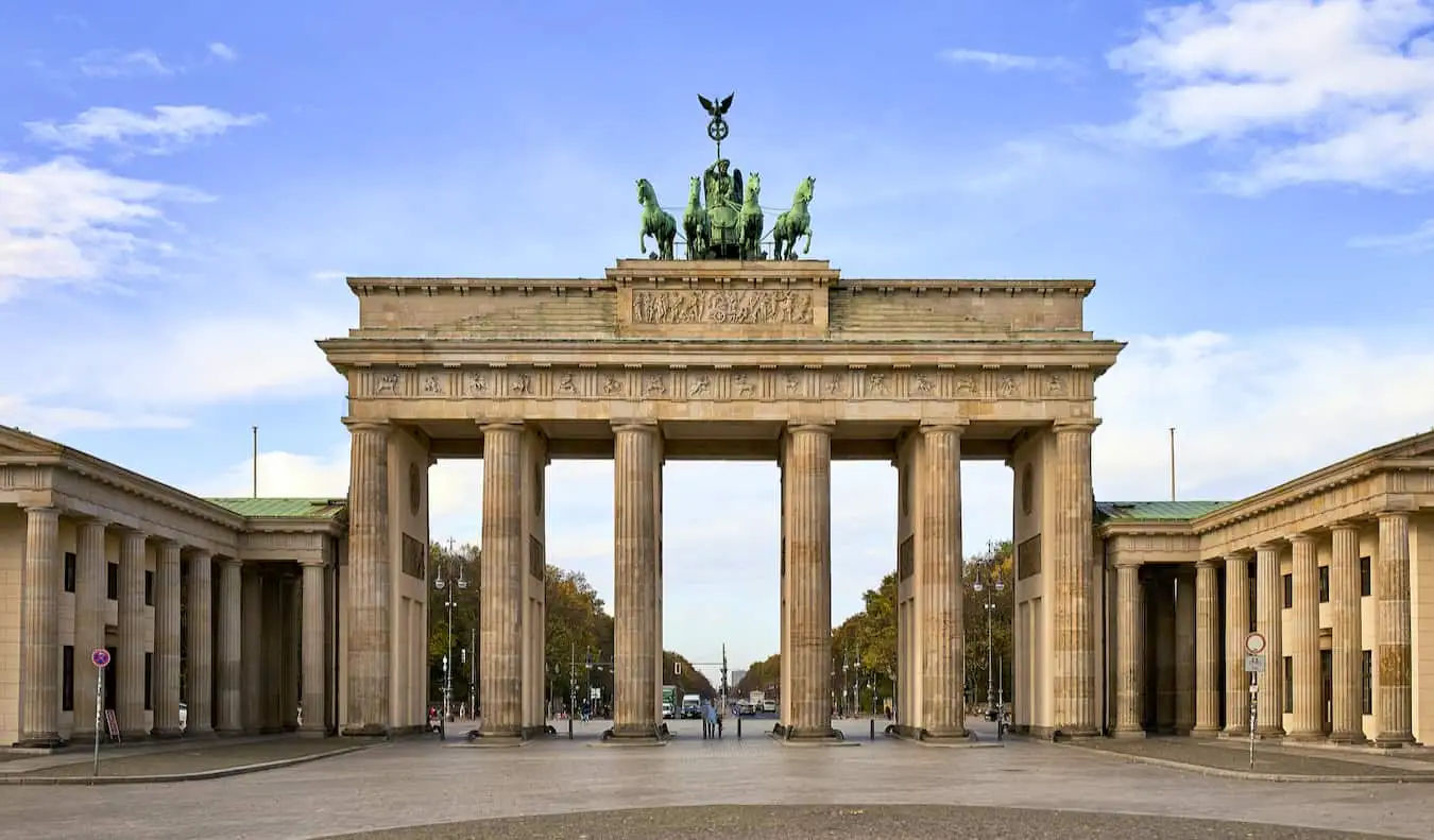 L'emblématique porte de Brandebourg sans un seul visiteur dans le quartier du gouvernement, Berlin, Allemagne