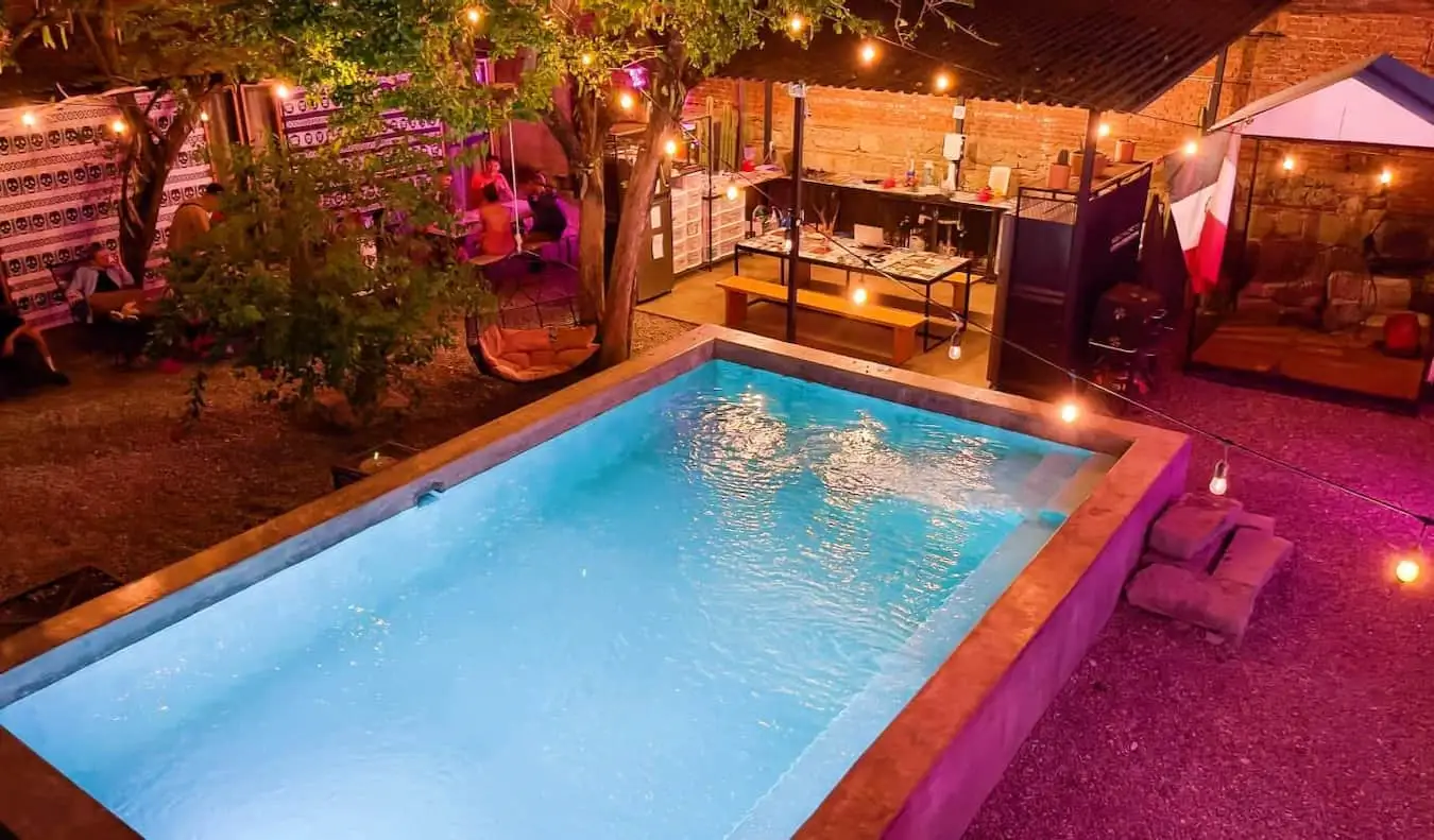 Une piscine extérieure relaxante à l'Hostal Tichuchi sous le soleil d'Oaxaca, au Mexique