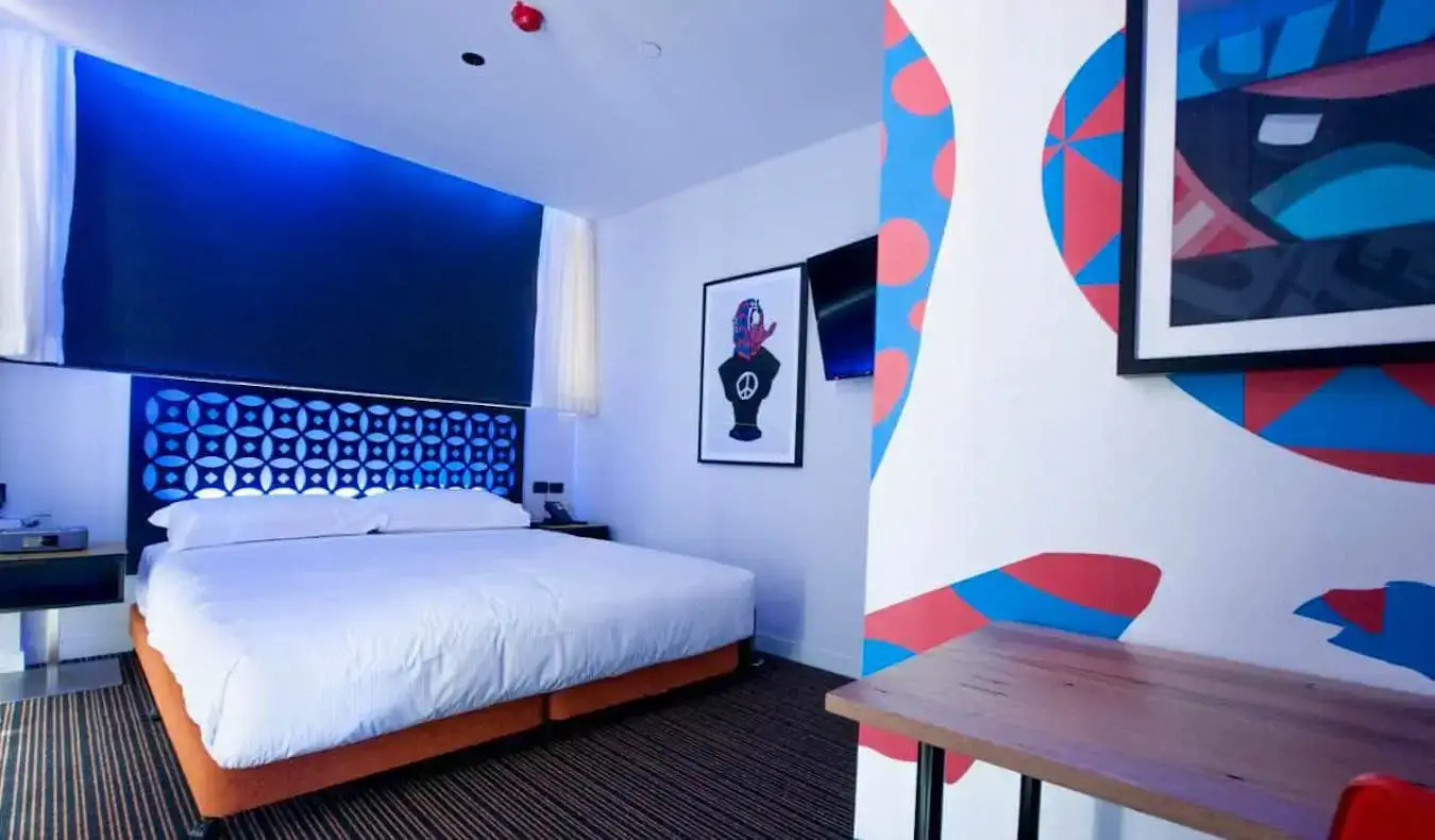 Une chambre colorée et arty de l'hôtel Constance Fortitude Valley à Brisbane, en Australie