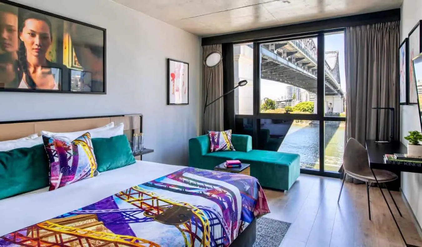 Une chambre d'hôtel cool et arty à l'hôtel Crystalbrook Vincent à Brisbane, Australie