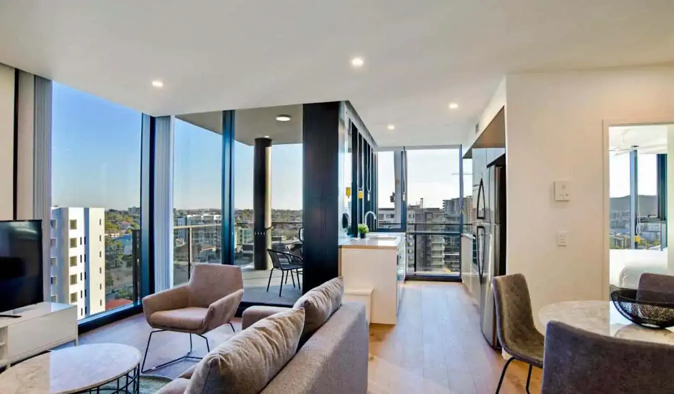 Une grande chambre d'hôtel-appartement bien éclairée avec beaucoup de lumière naturelle à Brisbane, en Australie