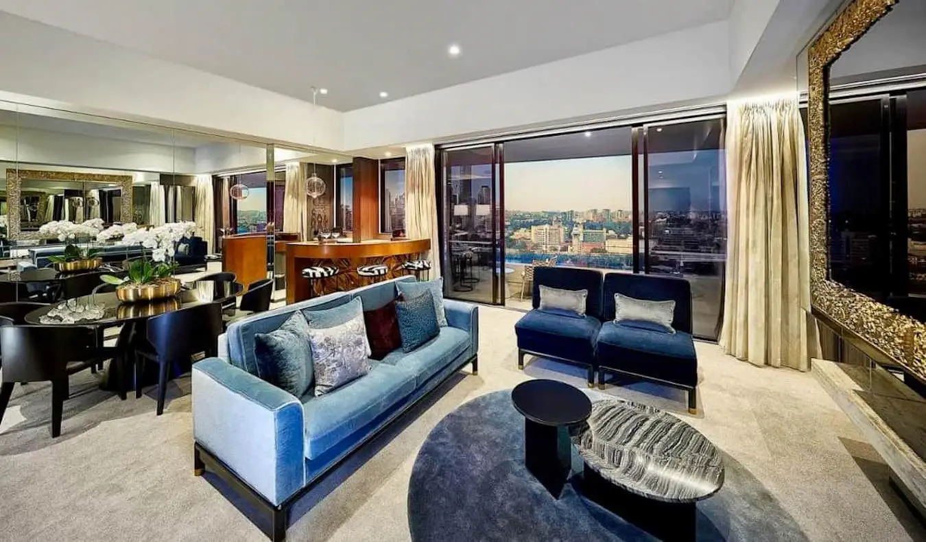 Une chambre d'hôtel luxueuse et spacieuse à l'Emporium Hotel à Brisbane, en Australie