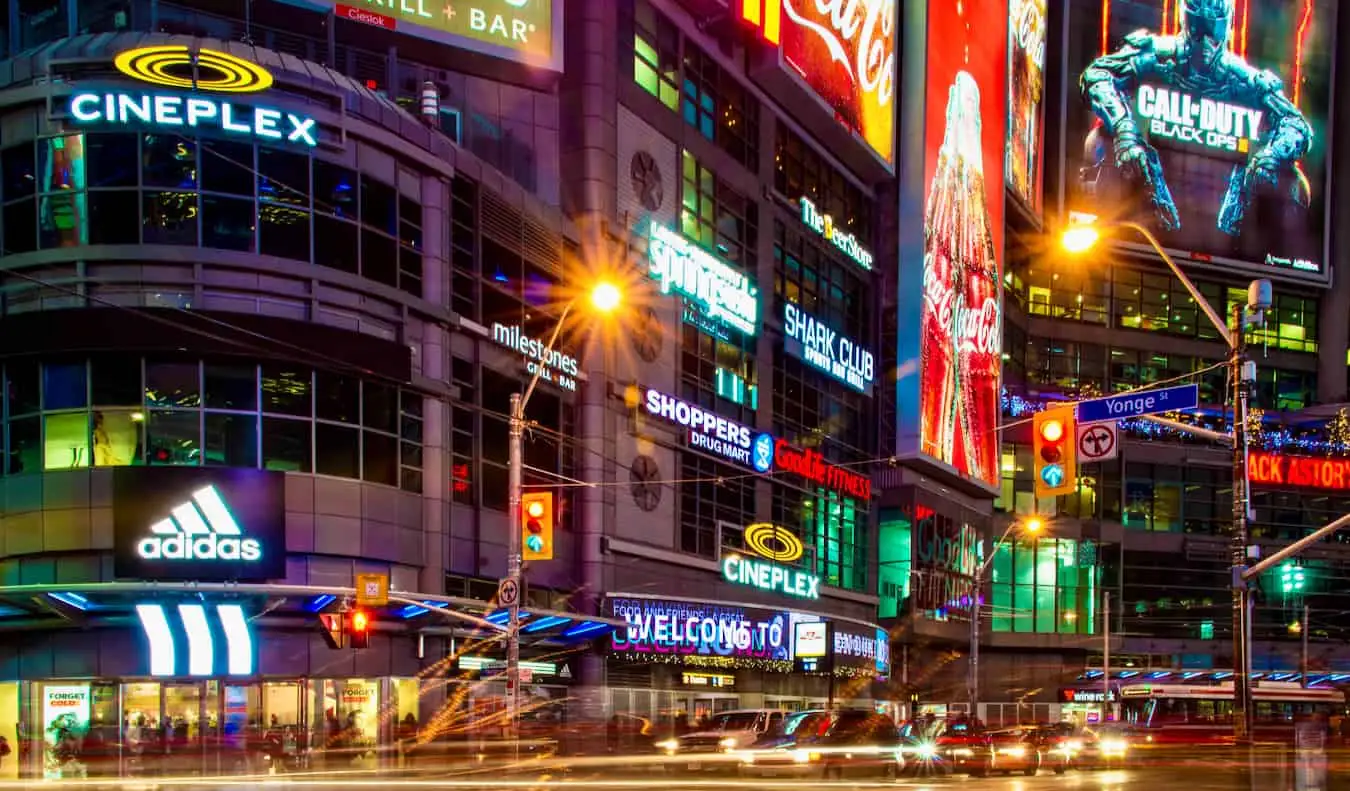 Le centre Eaton lumineux et animé de Toronto, au Canada, est illuminé la nuit