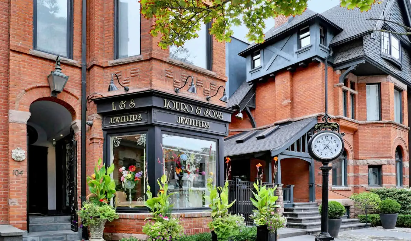 Une charmante boutique dans un vieux bâtiment à Yorkville, Toronto