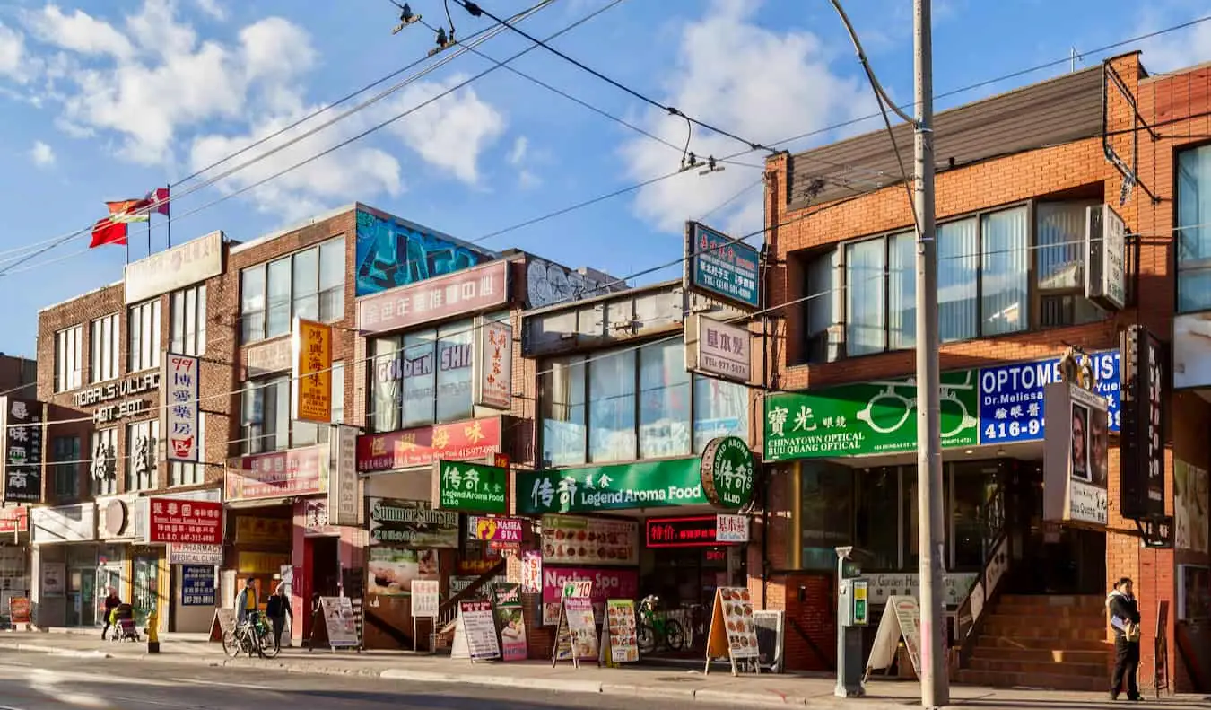 Les rues animées de Chinatown sous le soleil de Toronto, Ontario, Canada