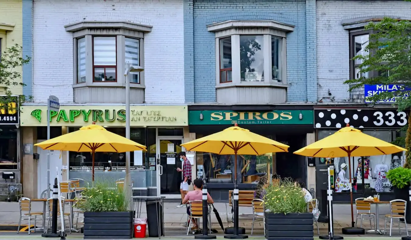 Les gens se détendent dans un restaurant à l'extérieur dans la région de Danforth, à Toronto, Canada