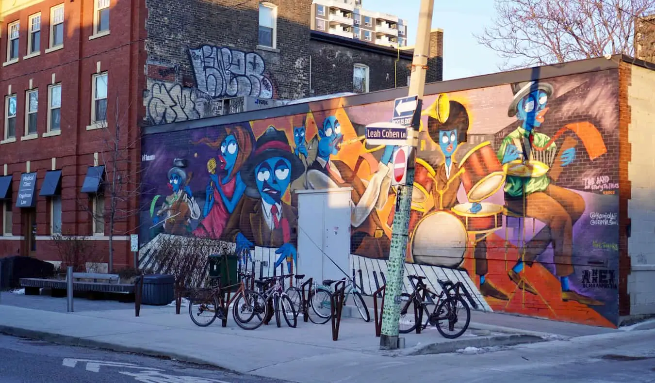 Art de rue sur un vieux bâtiment dans une rue calme de l'annexe à Toronto, Canada
