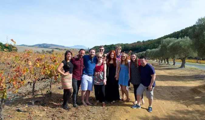 groupe de touristes posant pour une photo en voyage