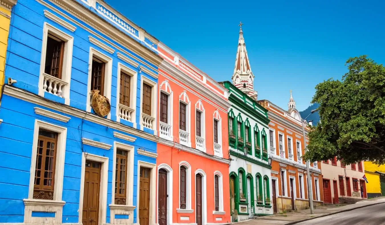 Edifícios coloridos em uma rua do bairro histórico de La Candelaria, em Bogotá, Colômbia