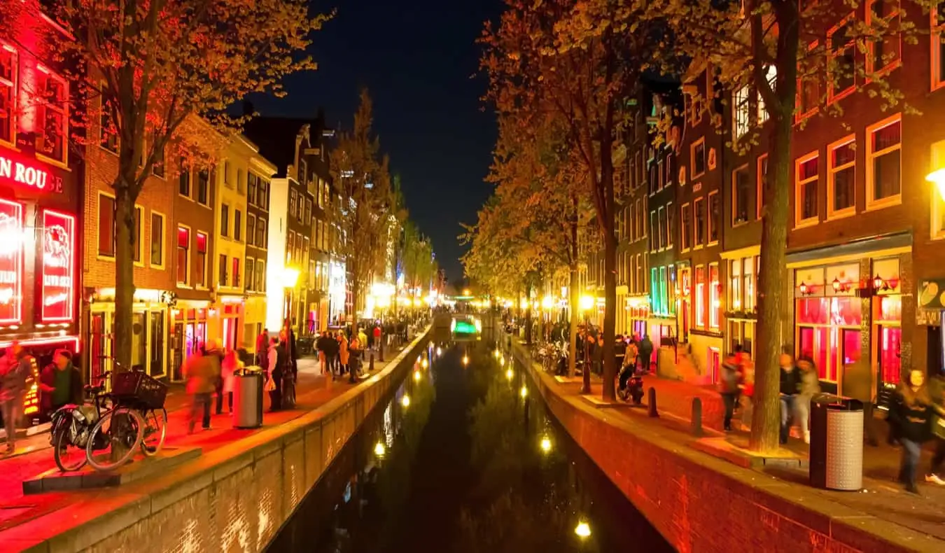O famoso Red Light District à noite em Amsterdã, Holanda