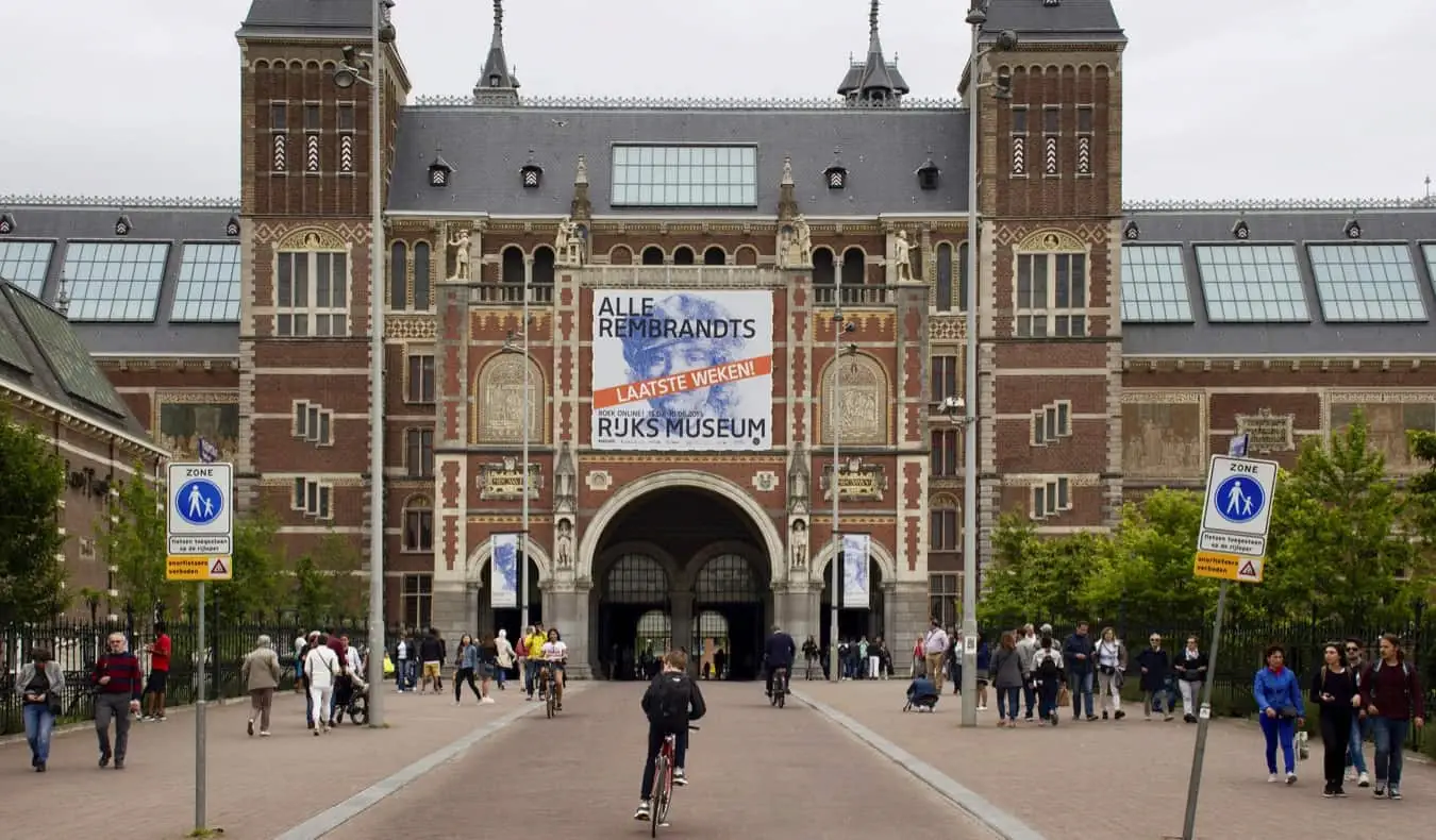 Um dos muitos museus históricos no Bairro dos Museus em Amsterdã, Holanda