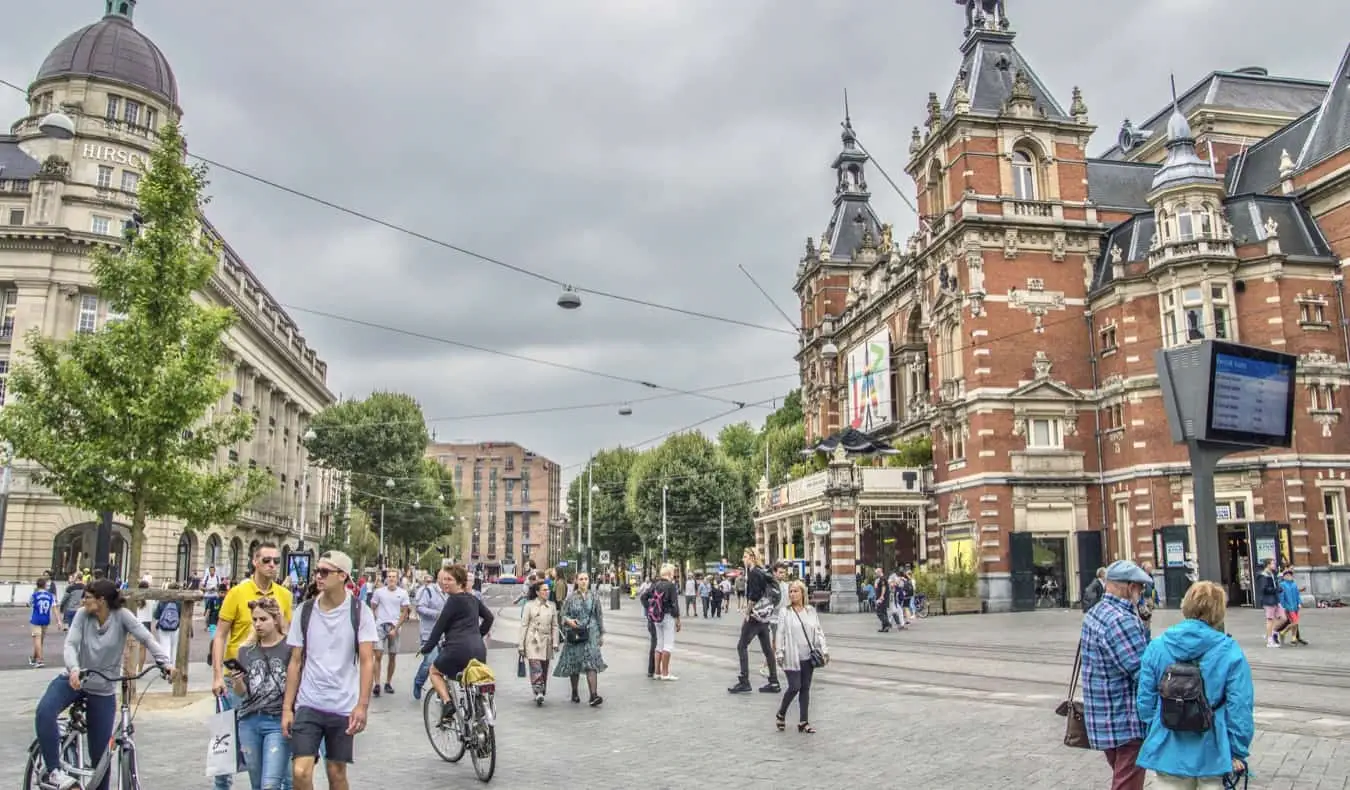 Pessoas e sobre como aproveitar o bairro Leidesplein em Amsterdã, Holanda