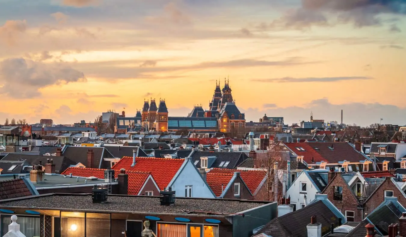 O horizonte do descontraído bairro De Pijp em Amsterdã, Holanda