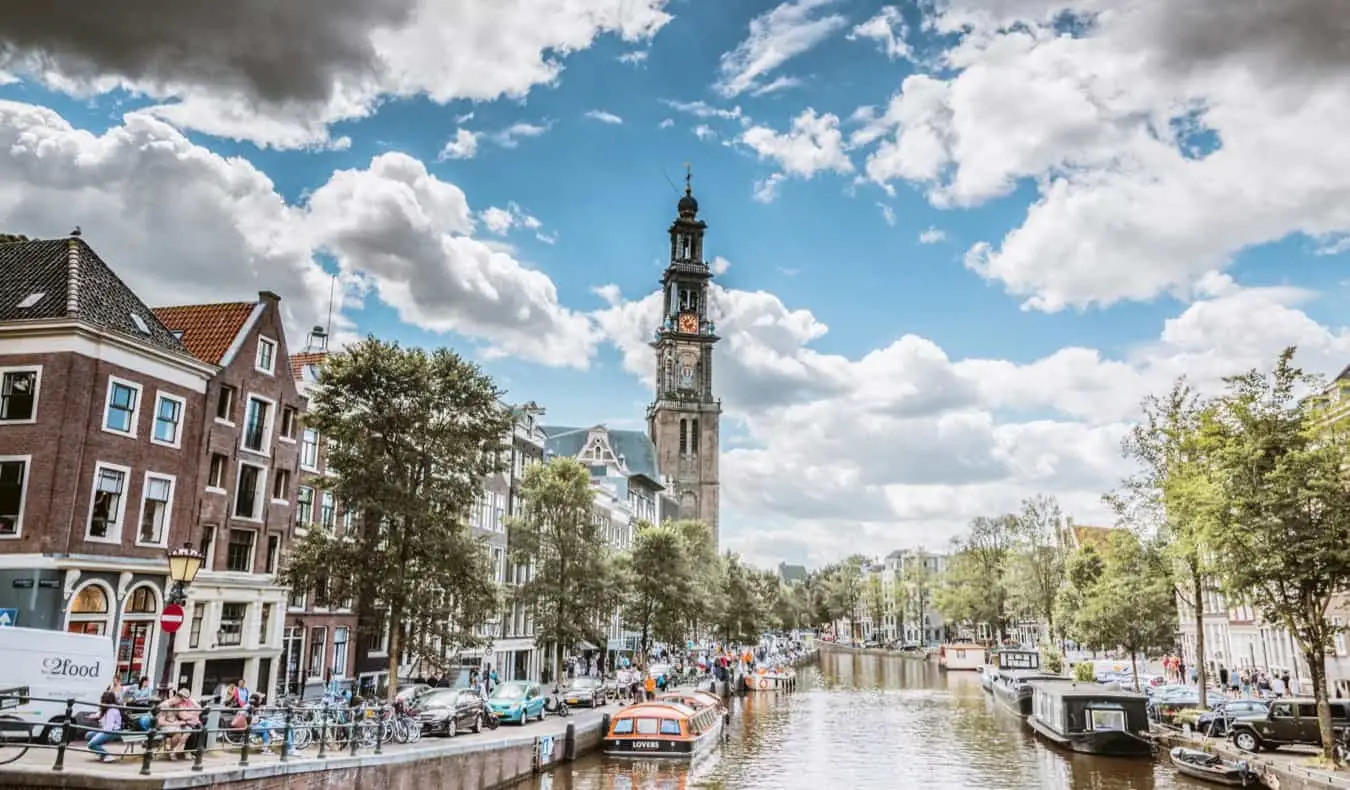 Um dia ensolarado em Jordaan, Amsterdã ao longo dos canais